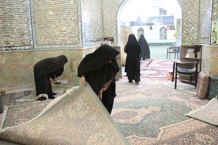 آب و جاروی محل گذر هیئت سنتی میبد توسط بانوان 