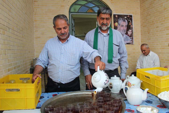 آب و جاروی محل گذر هیئت سنتی میبد توسط بانوان 