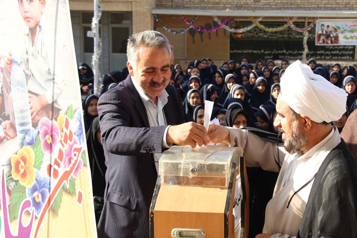 مراسم مهر عاطفه ها در دبیرستان فاطمیه مهرجرد میبد