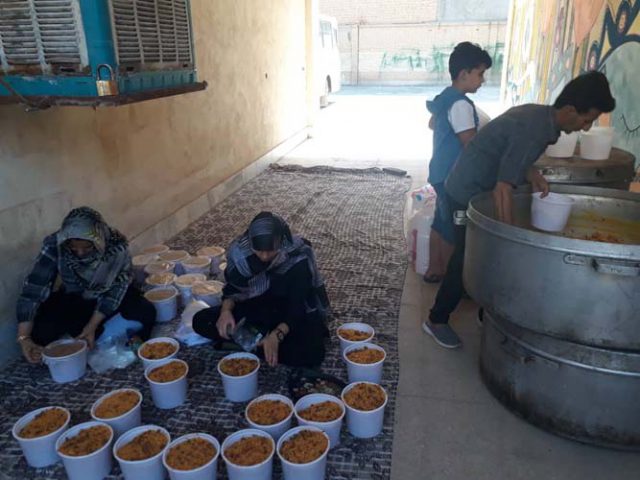 پخت و توزیع غذا در روز عید غدیر